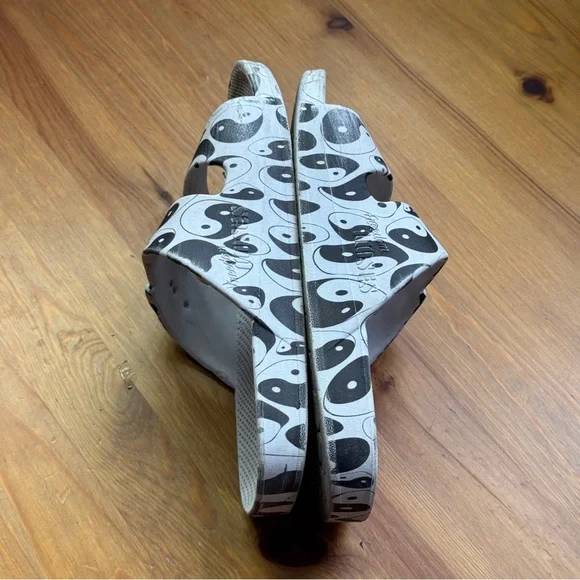 Freedom Moses, Ying, Yang, black and white slides size 4 girls - Picture 9 of 11